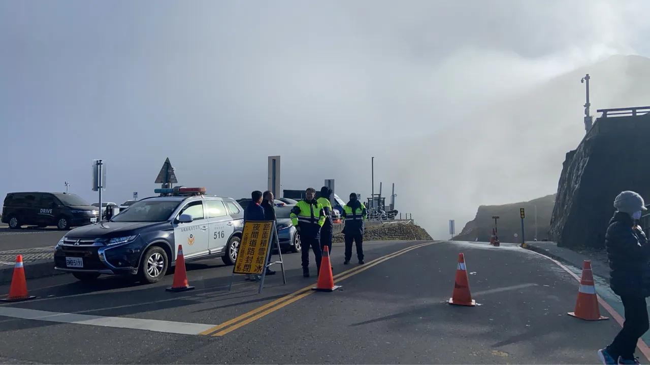 警方在合欢山危险路段管制维护交通安全。太管处提供
