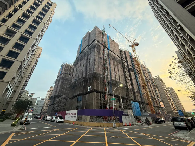 名軒開發位於鳳山福誠段「名軒亞灣城」，則想要挑戰區段3字頭成交行情。葉家銘攝