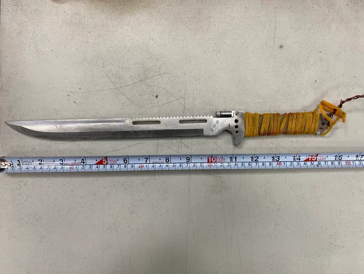 警方在現場查獲刀械等證物。翻攝照片