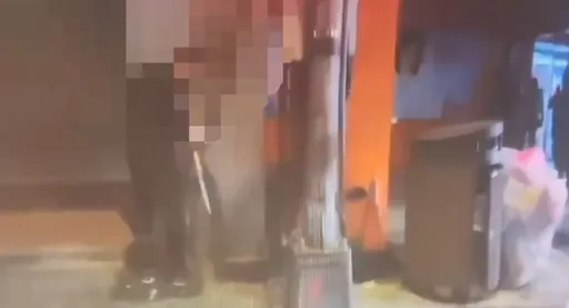 基隆惊见脱序醉男！凌晨持刀随地小便　遭警包围秒投降