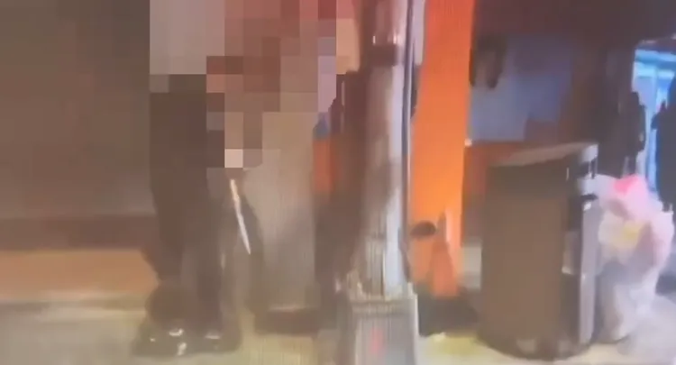 持刀的卢男酒后跑到大街上随意小便。翻摄照片