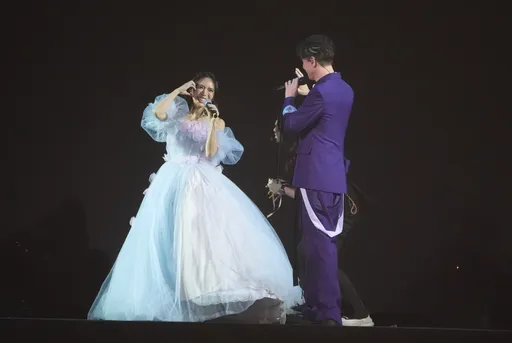 李圣杰唱到一半「向太媳妇」冲上台？　2人暧昧互动！正妹真实身份曝光了