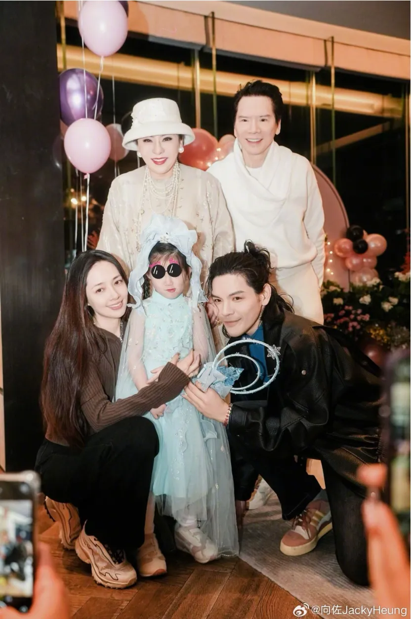 郭碧婷（前排左）和向佐（前排右）结婚至今，备受公公向华强（后排右起）、婆婆陈岚疼爱。翻摄向佐微博