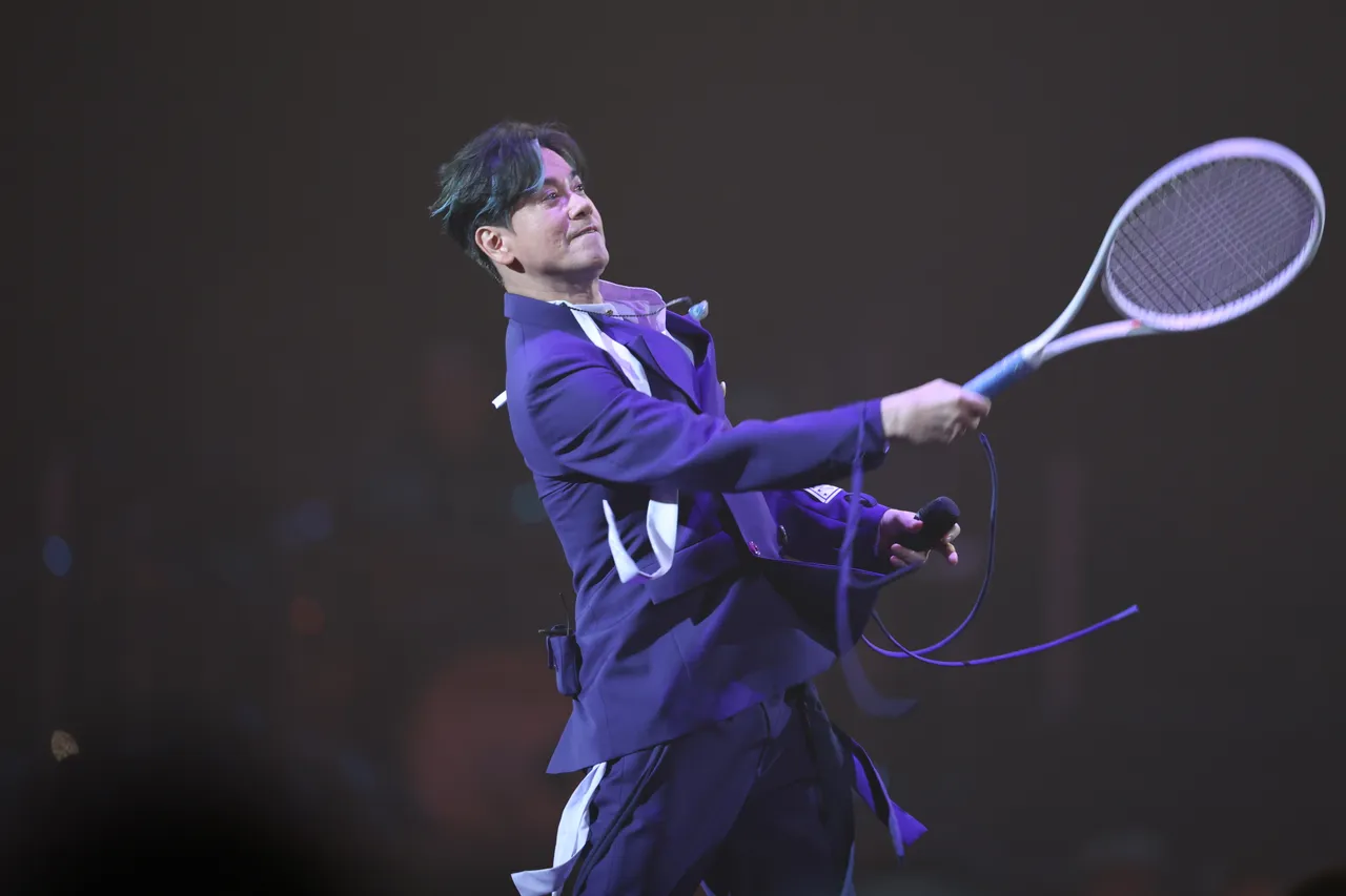 李圣杰将网球打向歌迷作为小礼物。