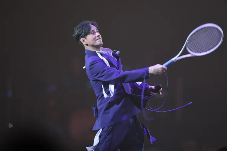 李聖傑將網球打向歌迷作為小禮物。