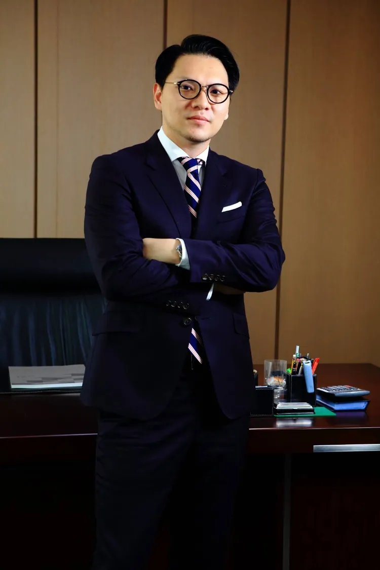 三地集團今(25日)宣布全面啟動「專業化治理重組計畫」，未來經營重任交由第二代接班人鍾育霖接棒並出任三地集團董事長。三地集團提供