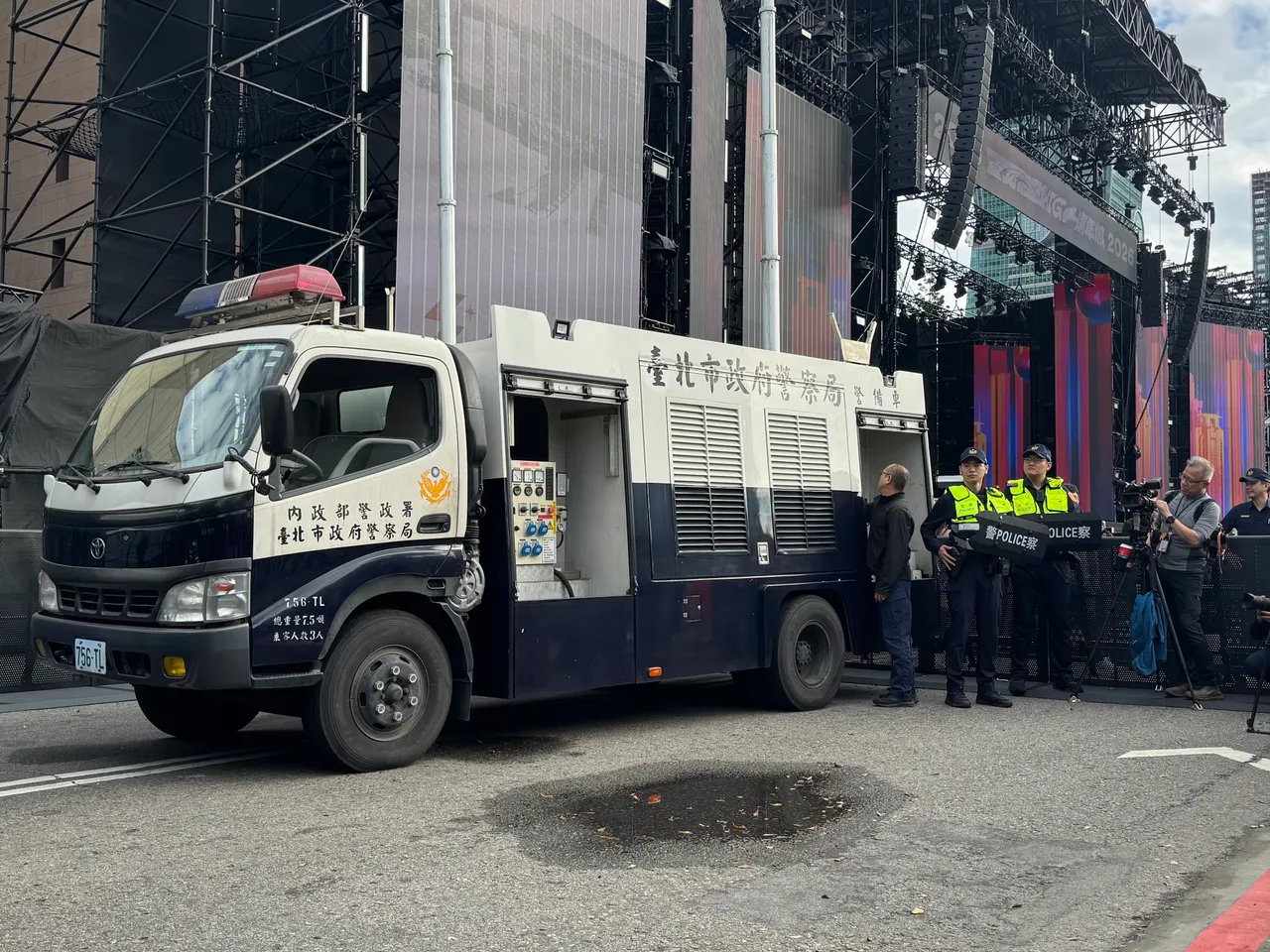 北市警方此次勤务共编组27组机动打击小组，并调派警备车、指挥车、照明车等。张彩茜摄