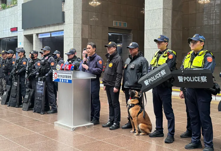 新北市警察局支援的偵爆警犬抬頭挺胸，模樣可愛。張綵茜攝