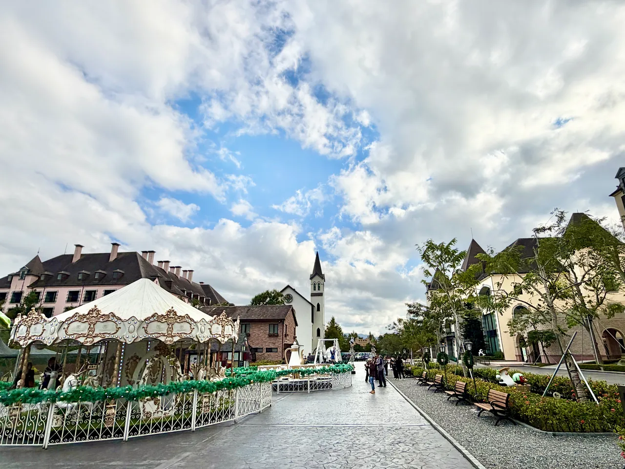 园区游乐设施，包含旋转木马、海盗船等，入住期间都可免费搭乘。庄伟祺摄