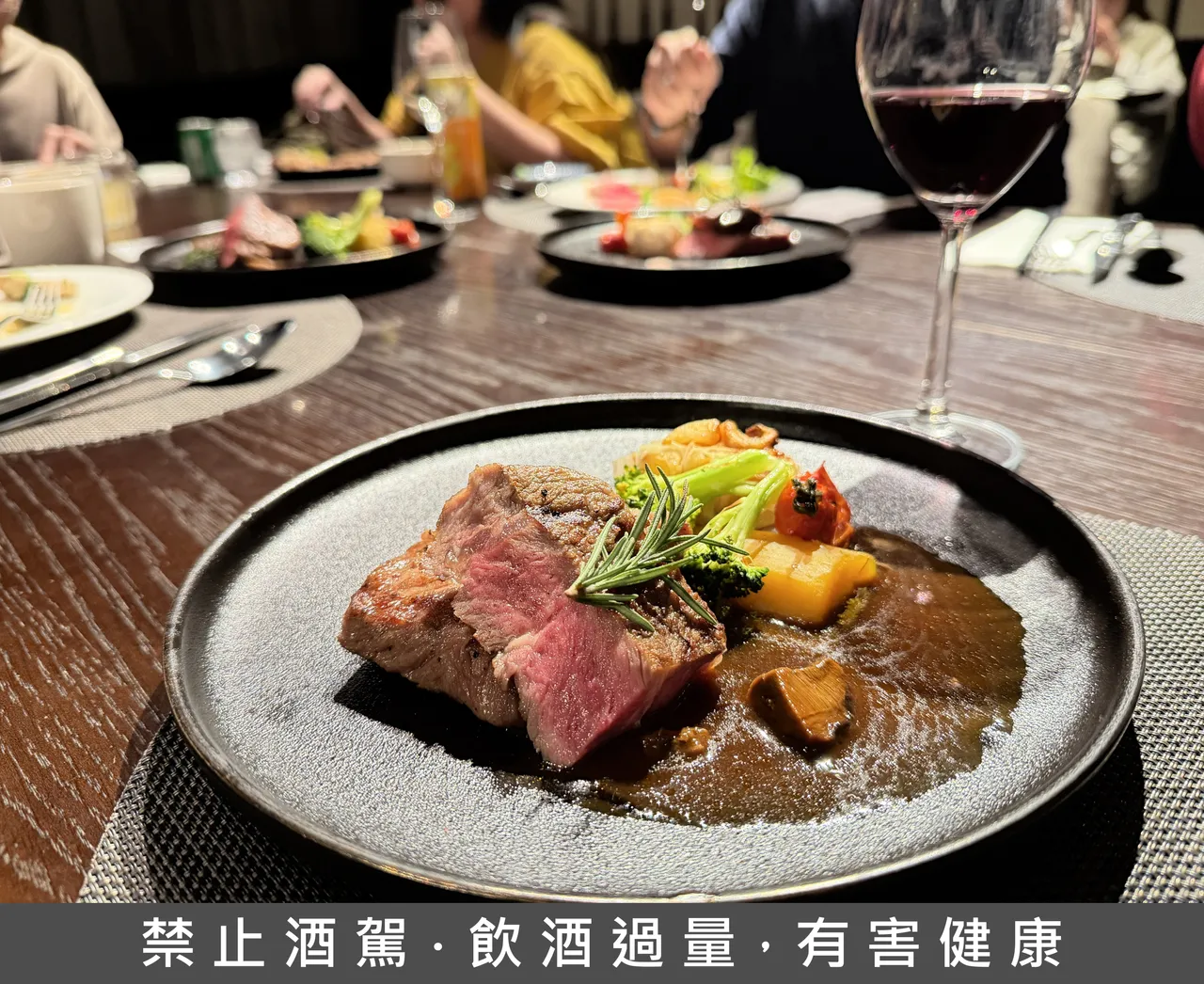 PRIME ONE牛排馆可选择牛排等主菜，再搭配自助餐台无限吃到饱。庄伟祺摄