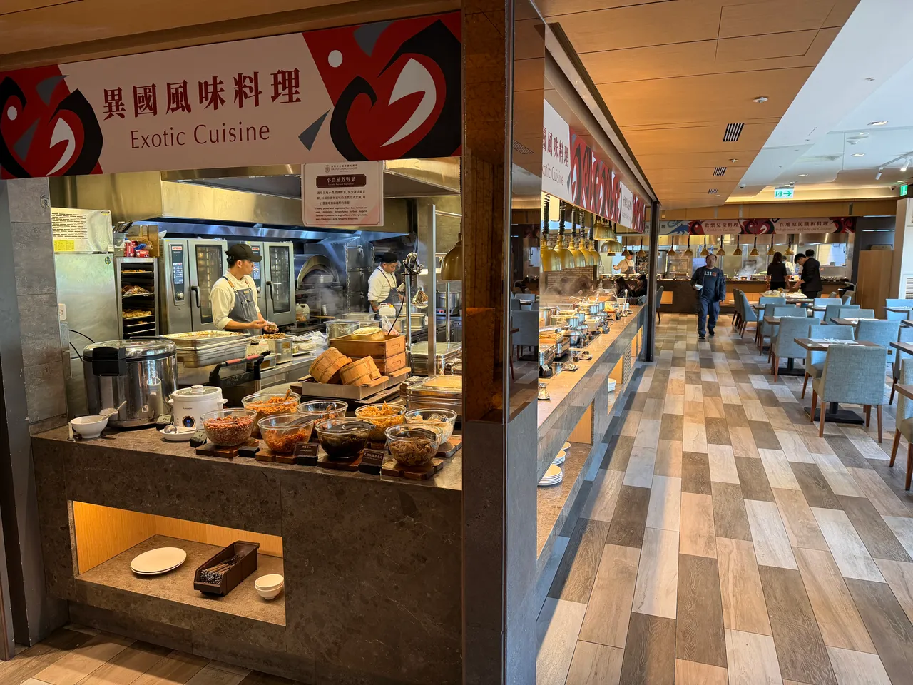 「芳泉百汇」餐厅有多国料理吃到饱餐台。庄伟祺摄