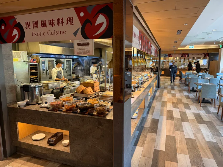 「芳泉百匯」餐廳有多國料理吃到飽餐檯。莊偉祺攝