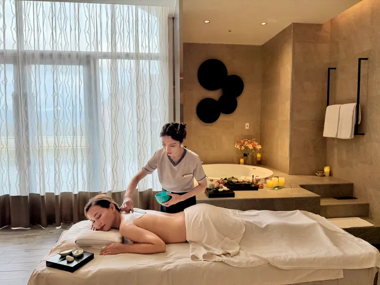 休閒會館「悅華莊」，提供「牛奶潤膚SPA按摩」等體驗。莊偉祺攝