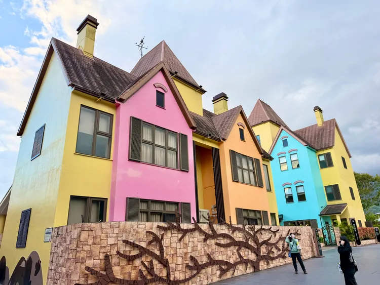 採用彩繽紛色彩外觀設計的親子別墅。莊偉祺攝