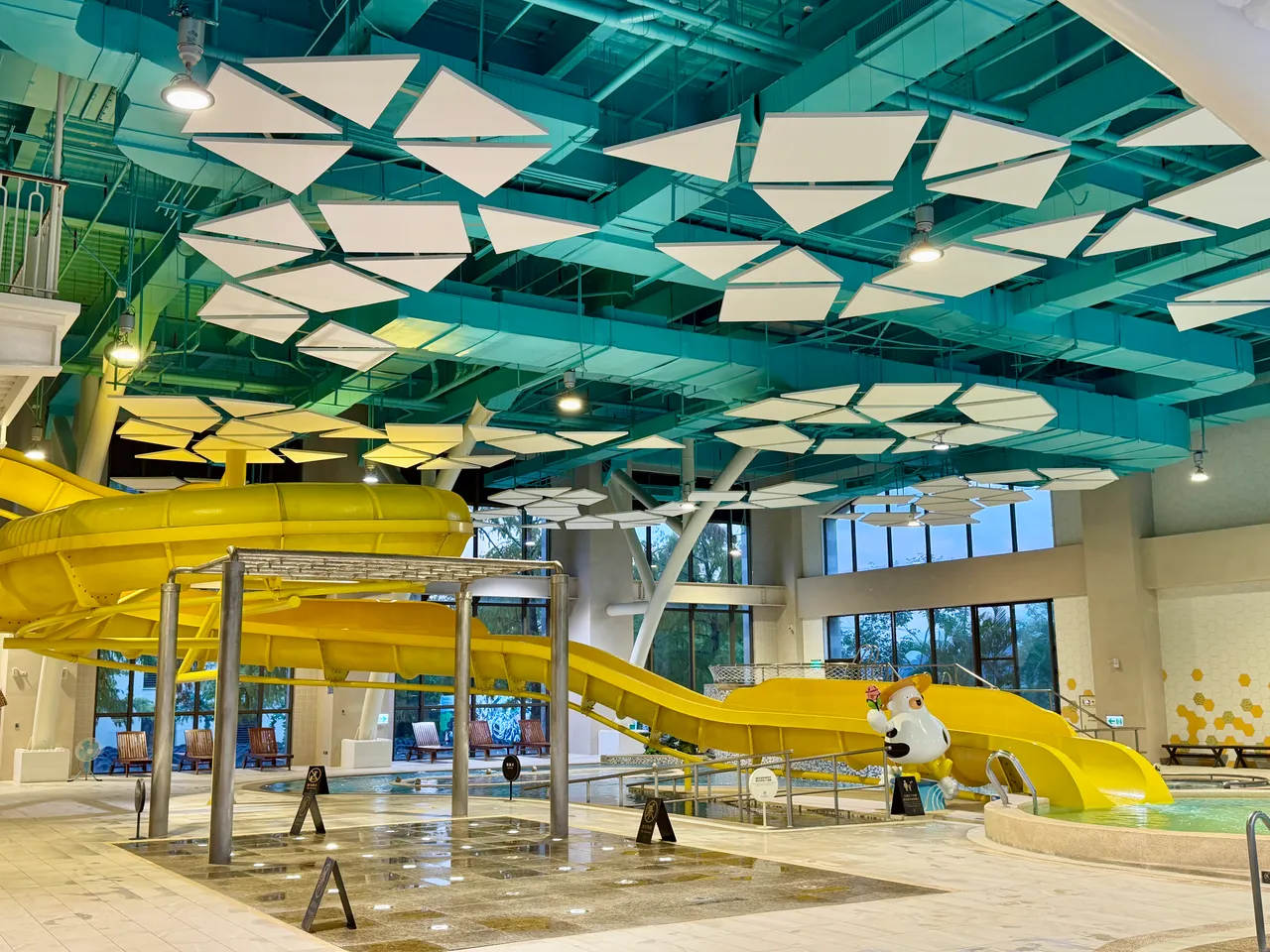园区一大亮点为「金色水乐园」，是全台首座结合亲水、温泉特色的主题水乐园。庄伟祺摄