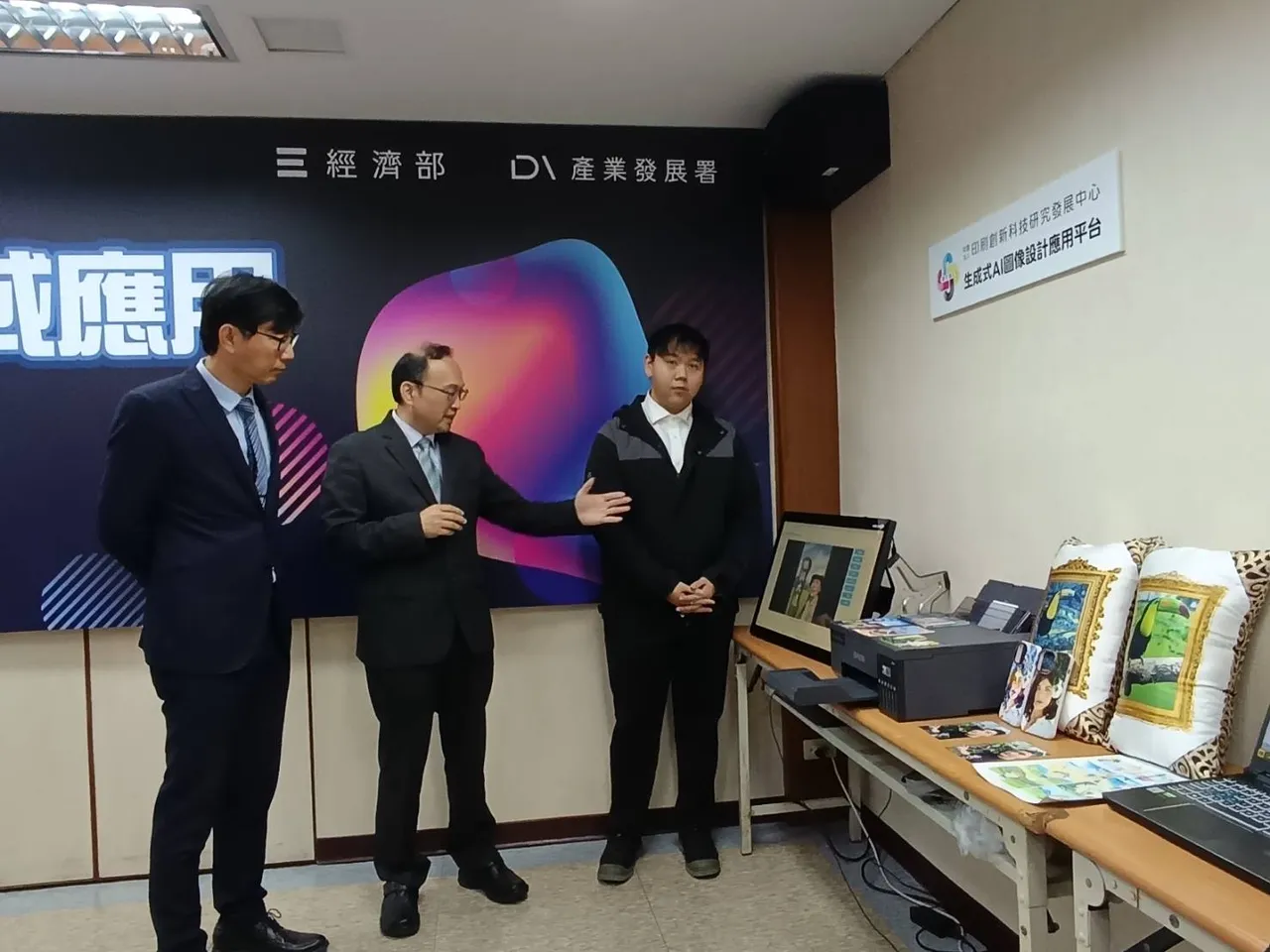 财团法人印刷创新科技研究发展中心总经理张世锠表示，印研中心更开发出具备「印刷色域与高解析度」的核心技术，实现「一张IP图，生成全场景」多元应用。许丽珍摄