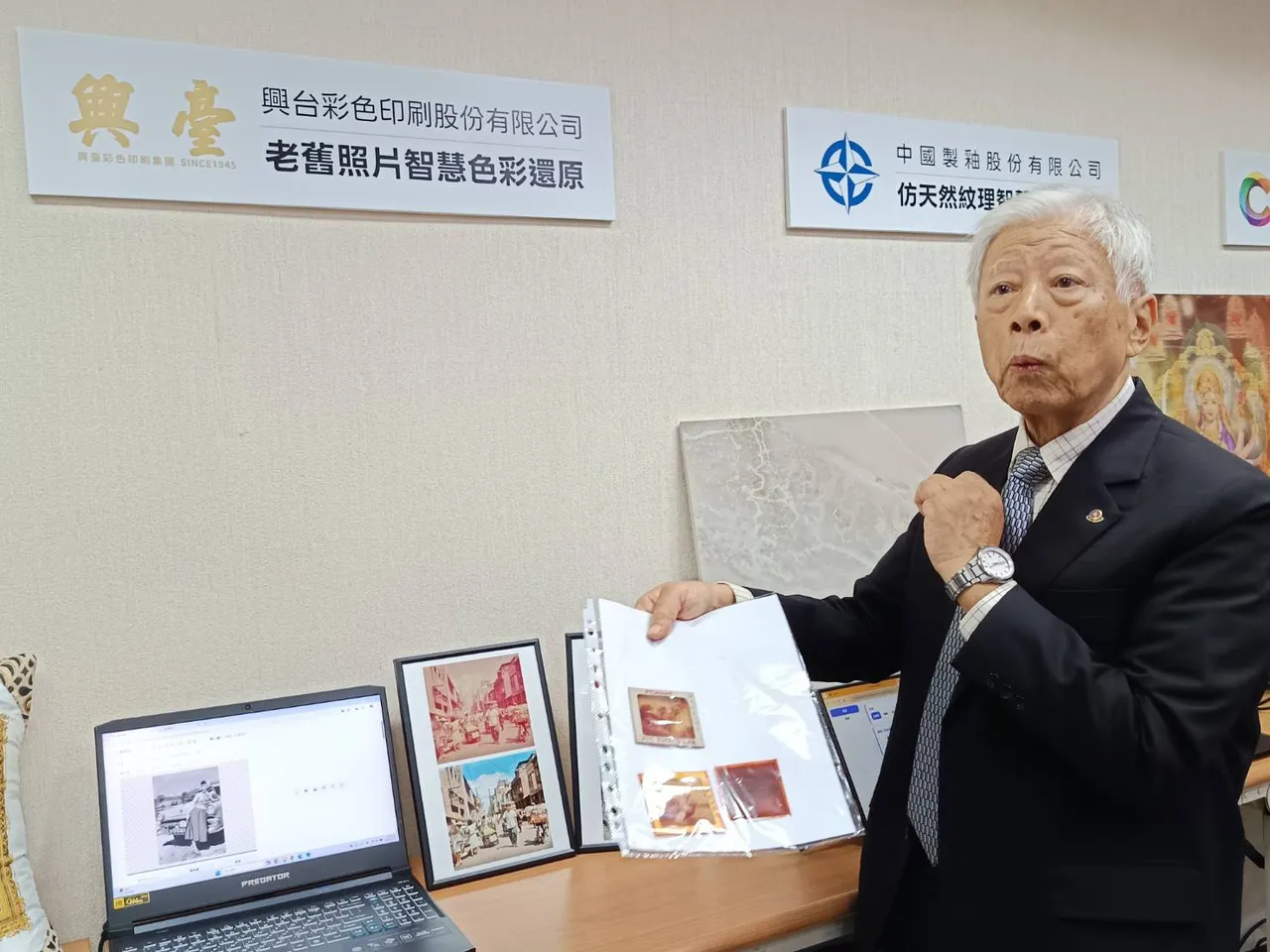 兴台公司董事长陈政雄表示，该公司运用长期保存的幻灯片训练AI模型，精准修复老照片色调，不仅修图时间减半、解析度提升4倍。许丽珍摄