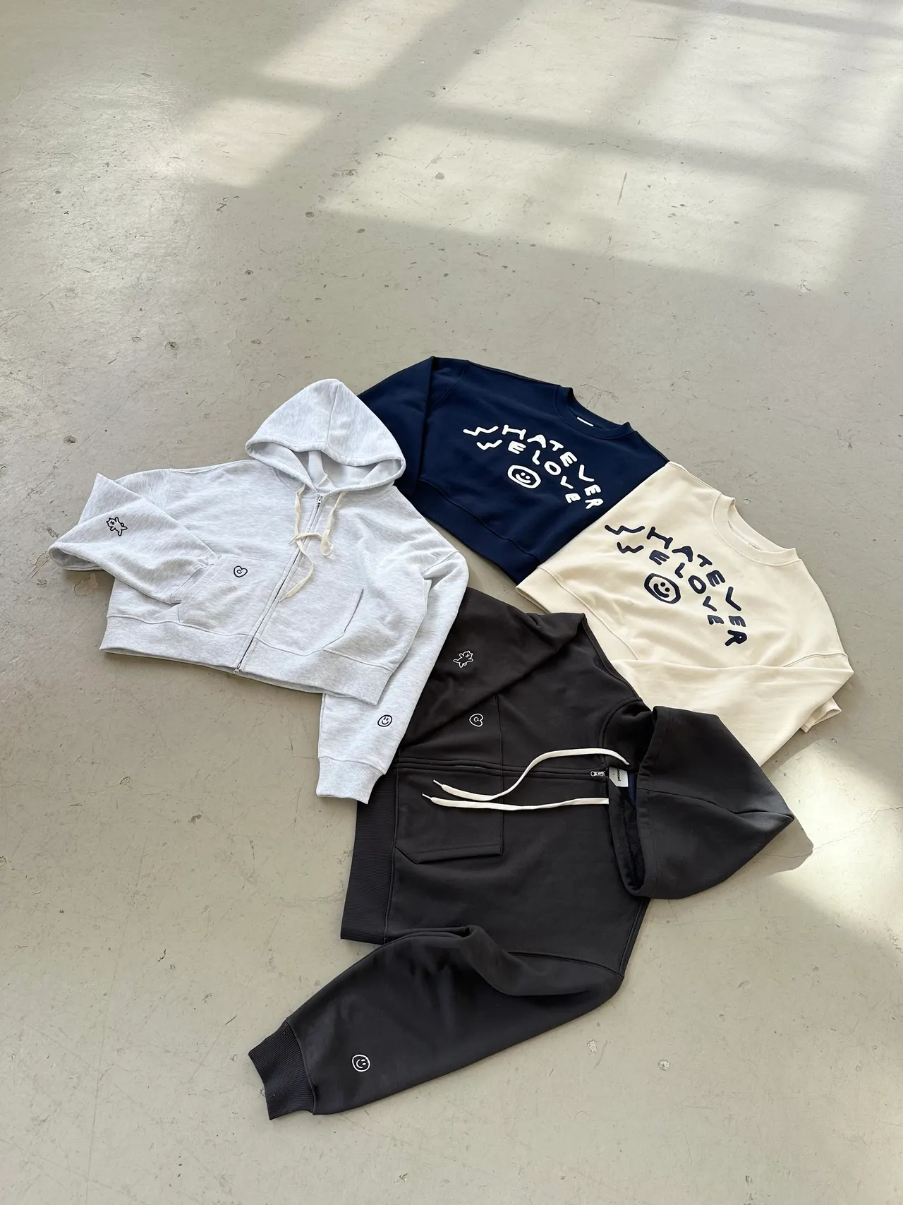 ooowl短版大學T，各2580元。品牌提供