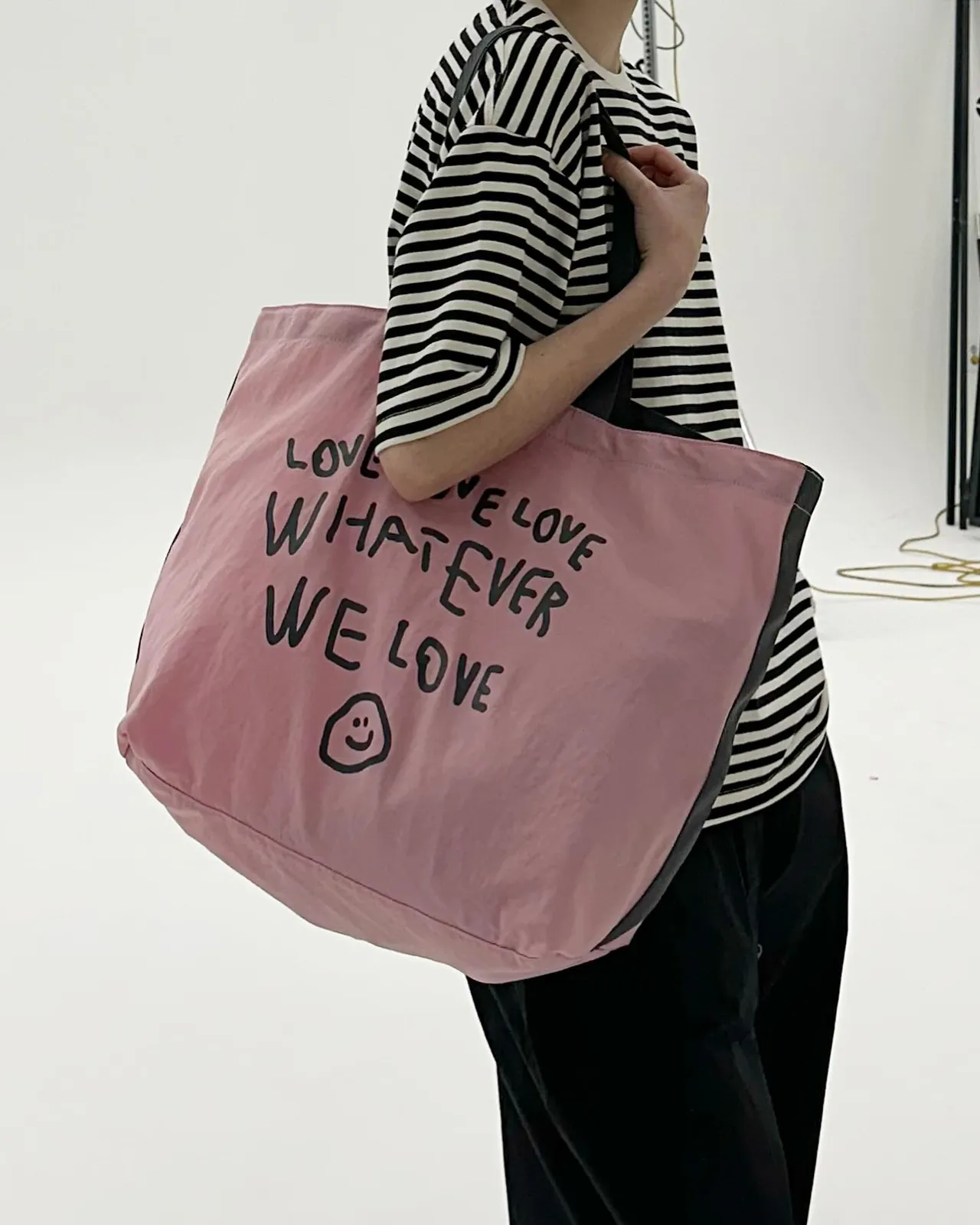 ooowl笑臉尼龍托特包，2180元。品牌提供