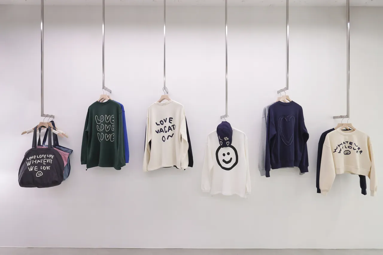 招牌笑臉符號也融入服裝設計之中。品牌提供