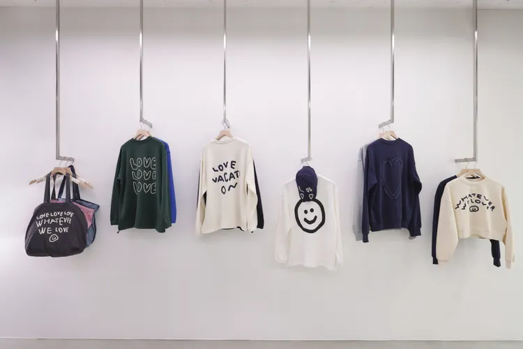 招牌笑臉符號也融入服裝設計之中。品牌提供