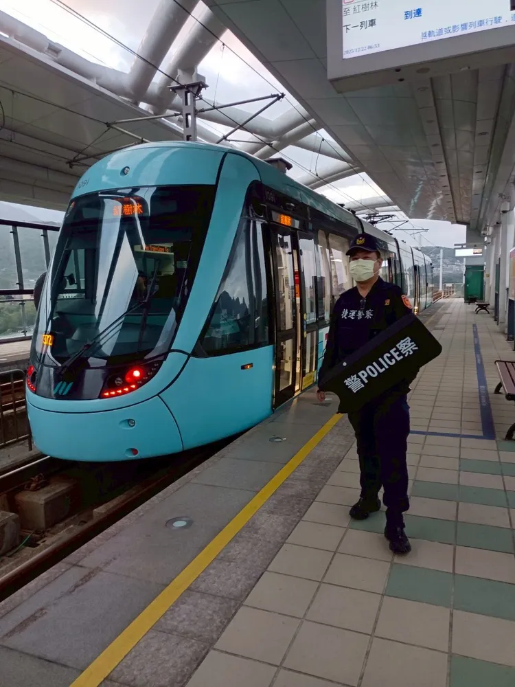 小型臂盾（防暴臂盾）提供警察快速、輕便的防護，能有效抵擋棍棒、刀械等攻擊，並具備輔助逮捕、快速破窗、夜間照明等功能，提高執勤效率與應變能力。翻攝畫面