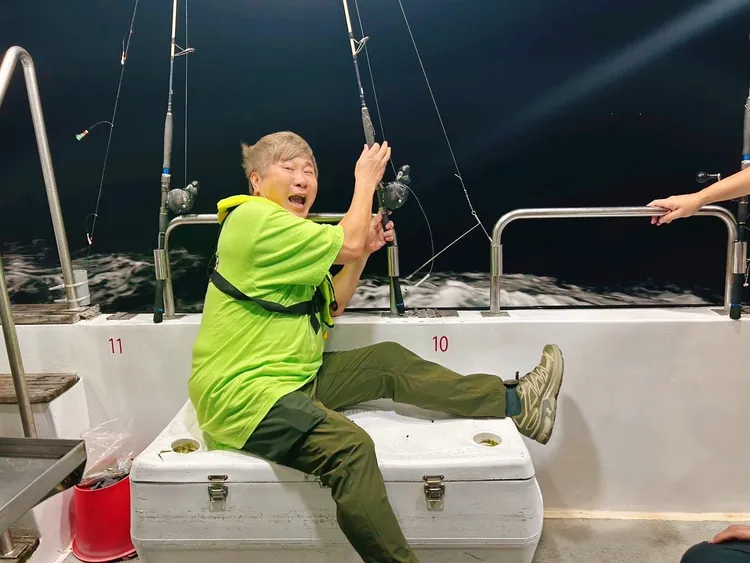 胡瓜挑战出海钓鱼。下面一位提供