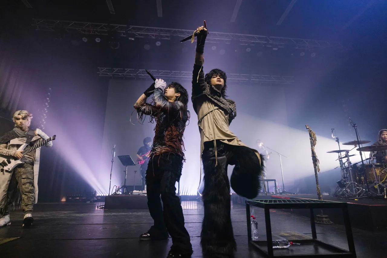 李浩玮（右）与嘉宾王谦合体嗨翻全场。形上娱乐提供