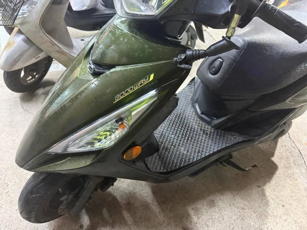 桃园八德区中山路与丰田一路口昨晚发生小货车擦撞机车，骑士当场被辗进车底的车祸。翻摄画面