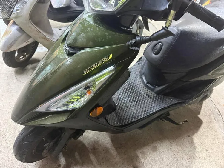 桃園八德區中山路與豐田一路口昨晚發生小貨車擦撞機車，騎士當場被輾進車底的車禍。翻攝畫面