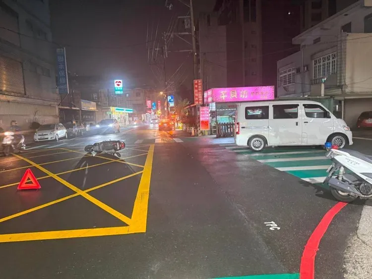 桃園八德區中山路與豐田一路口昨晚發生小貨車擦撞機車，騎士當場被輾進車底的車禍。翻攝畫面