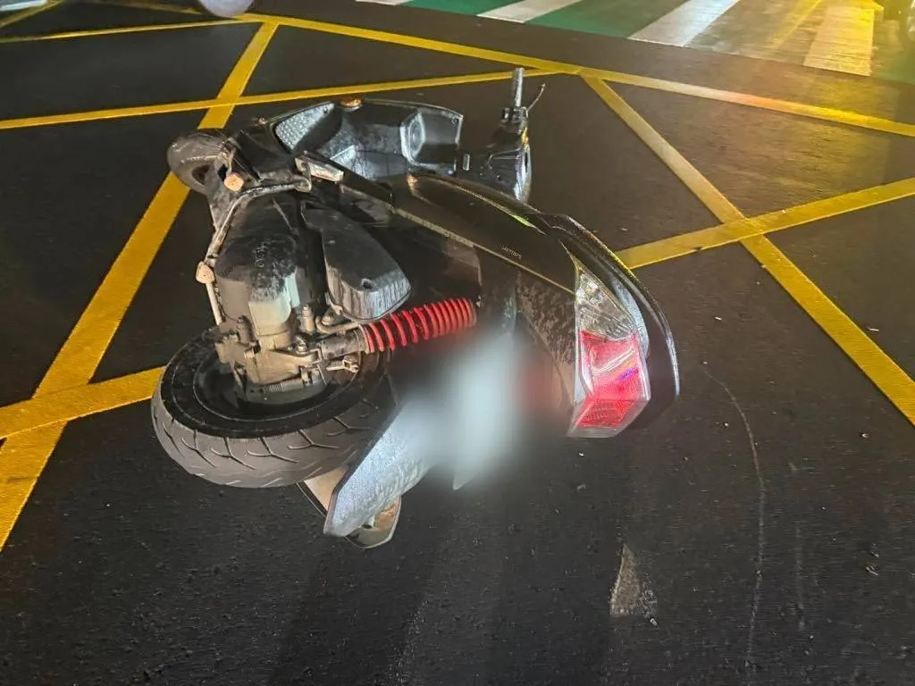 桃园八德区中山路与丰田一路口昨晚发生小货车擦撞机车，骑士当场被辗进车底的车祸。翻摄画面