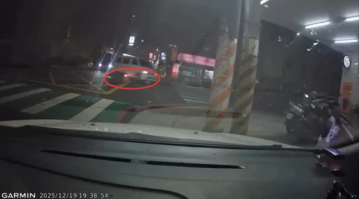 八德小货车擦撞机车　女骑士卷车底还遭辗过