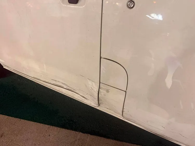 桃園八德區中山路與豐田一路口昨晚發生小貨車擦撞機車，騎士當場被輾進車底的車禍。翻攝畫面