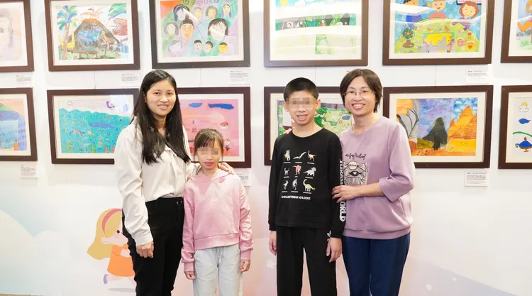 廷廷、乐乐克服自身伤病，撑过漫长疗程，以画作抒发情感与谢意，「阳光小画家」首度在奇美博物馆公开展出。奇美医院提供