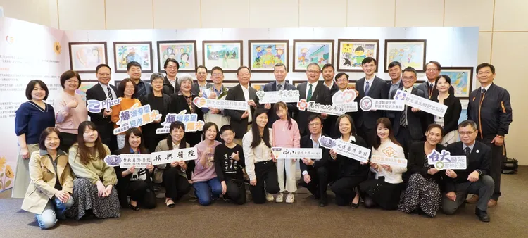 眾人在15位小陽光畫家的17幅作品前合影，見證充滿勇氣與希望的動人時刻。奇美醫院提供