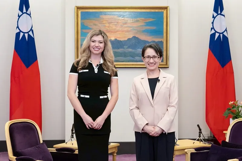 萧美琴（右）接受美国媒体「战情室」（War Room）节目专访。总统府提供