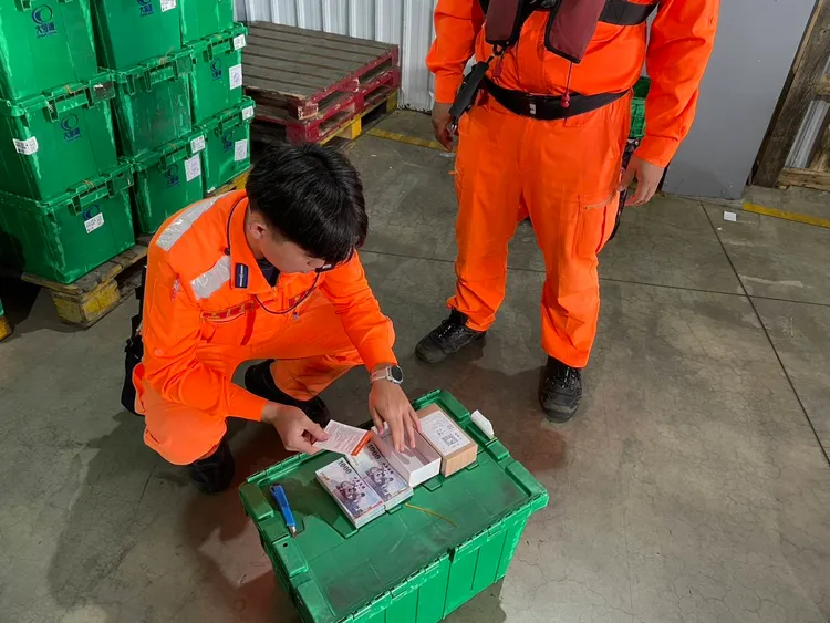 海巡透过X光机安检出装有20万元的包裹，联系警方到场协处，顺利阻诈。