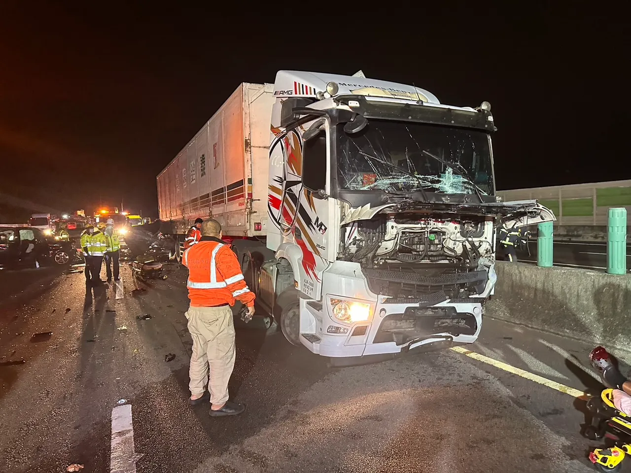 国道重大车祸！联结车追撞3车1死9伤　60岁男驾驶颈部断裂亡