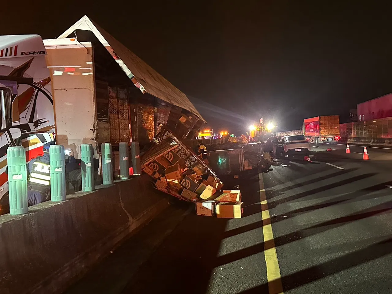 联结车追撞前车，货物还散落至对向车道。民众提供