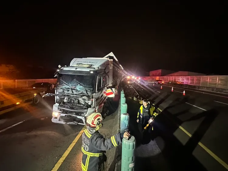 這起事故共波及2輛聯結車、2輛小客車，造成1死9傷。民眾提供