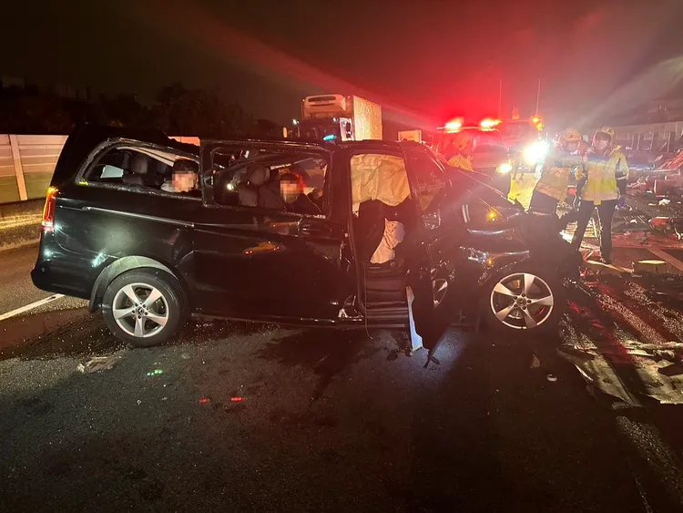 小客車乘客頭部流血受困車內。民眾提供