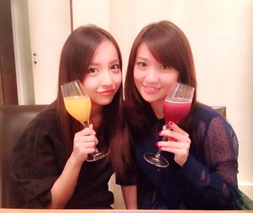 板野友美（左）、大岛优子（右）。翻摄自大岛优子Ｘ