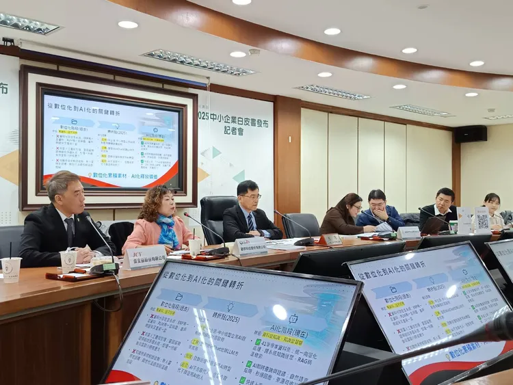 經濟部今召開「2025中小企業白皮書」發布記者會，由經濟部次長何晉滄主持。許麗珍攝