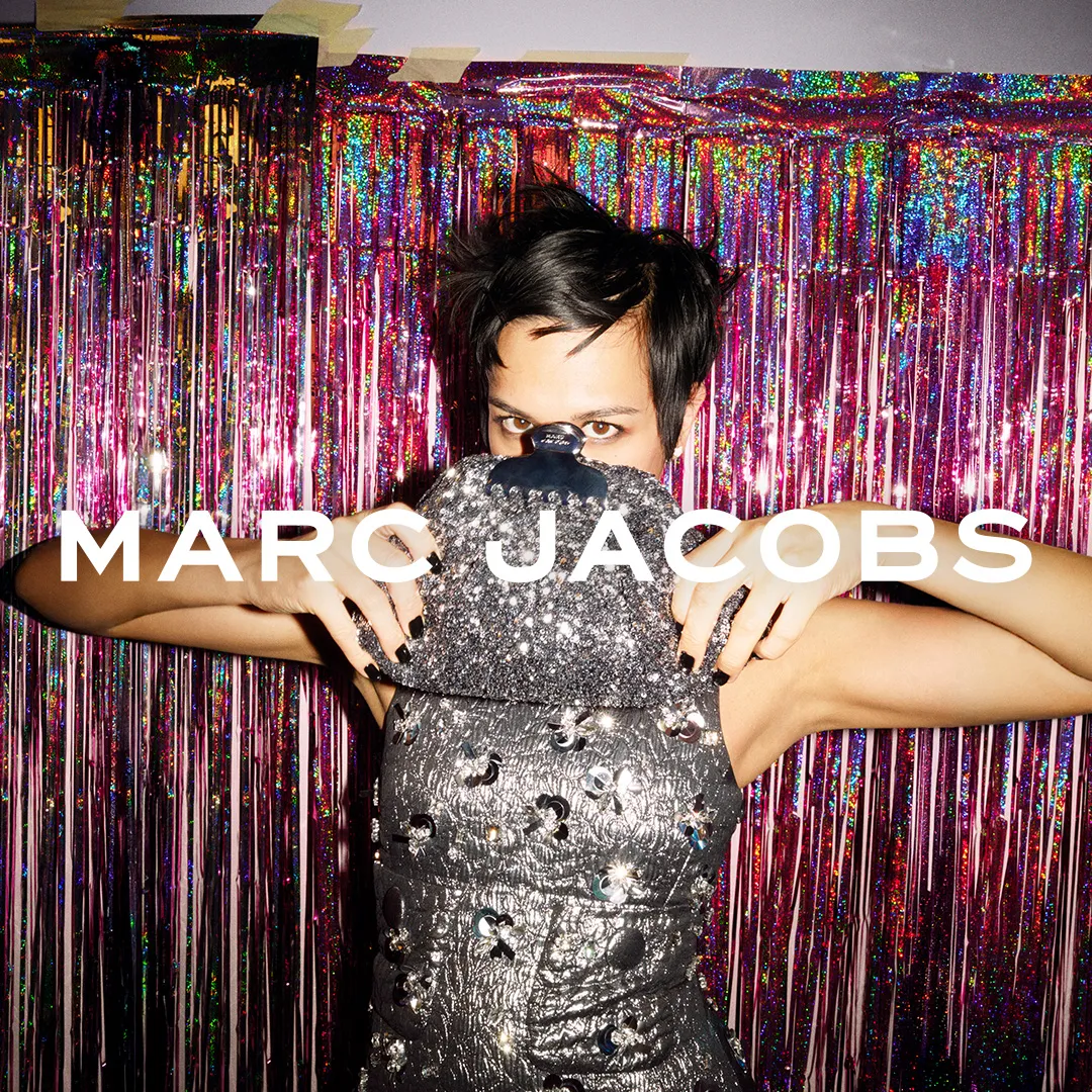 Marc Jacobs将经典设计换上更适合跑趴的亮片外衣。品牌提供