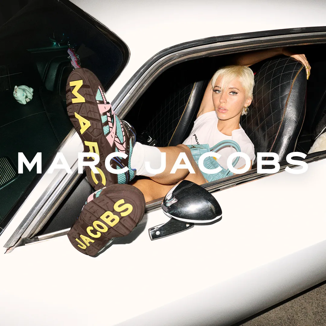 运动鞋底部印有Marc Jacobs品牌字样。品牌提供