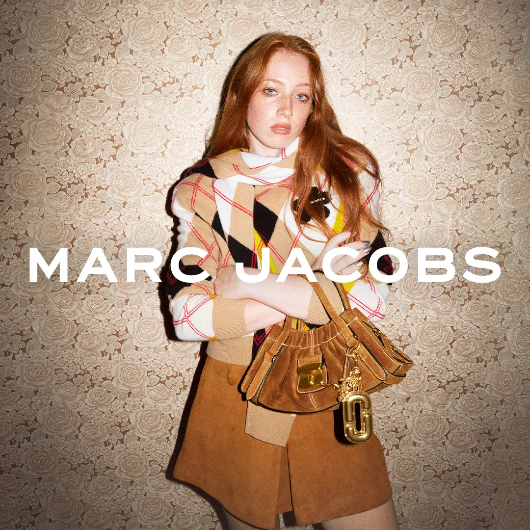 包款上的金属吊饰点缀出华丽风格。品牌提供