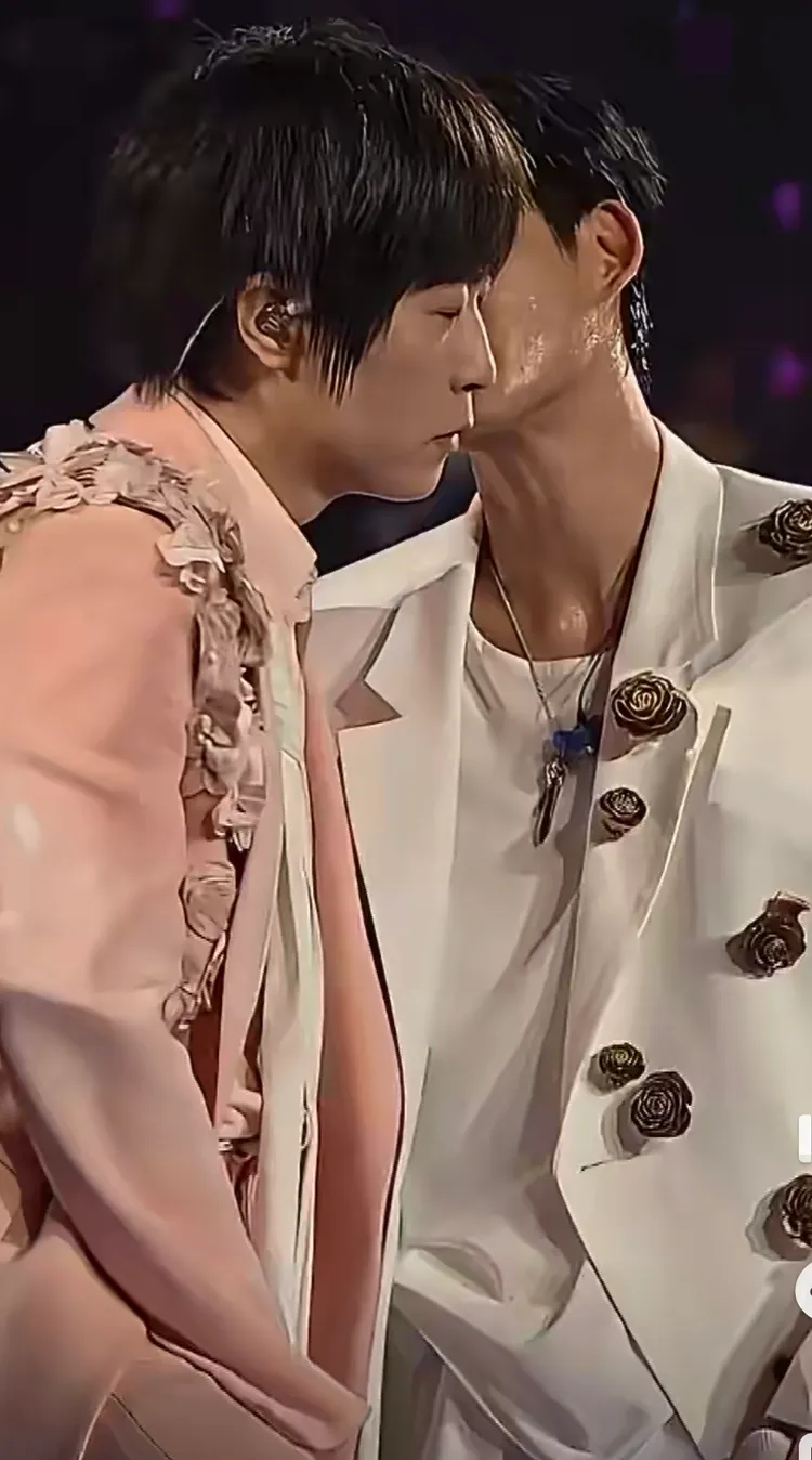 阿信（左）重返舞台後，不忘向周渝民索吻收驚。翻攝微博