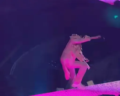 出事啦！阿信合体F3上海最终场　摔下2米高舞台溅血了