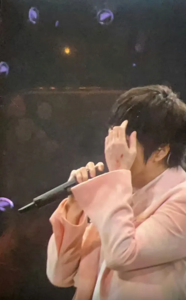 阿信手臂上有濺血的小傷口。翻攝微博